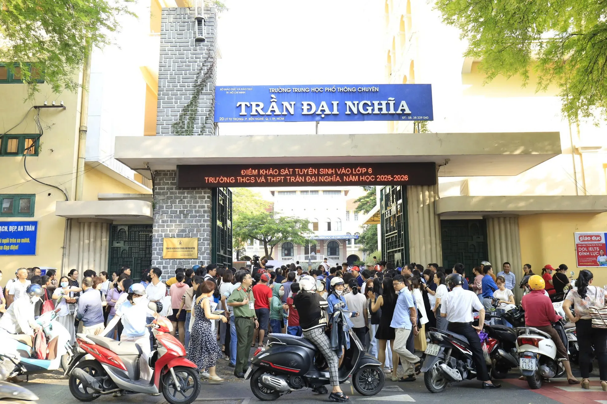 Cận cảnh cuộc đua tranh suất vào lớp 6 'căng' hơn tuyển sinh đại học ở TPHCM - Ảnh 1. Cận cảnh cuộc đua tranh suất vào lớp 6 'căng' hơn tuyển sinh đại học ở TPHCM - Ảnh 1.