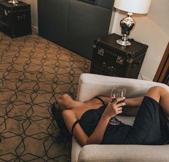 Xem ''Sex Life'' lúc chồng đang ngủ, tôi chợt nhận ra: Có kiểu phản bội không nằm trên giường- Ảnh 2. Xem ''Sex Life'' lúc chồng đang ngủ, tôi chợt nhận ra: Có kiểu phản bội không nằm trên giường- Ảnh 2.