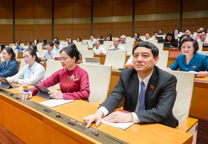 Lương giáo viên được xếp cao nhất hệ thống và không cấm dạy thêm từ năm 2026 - Ảnh 1. Lương giáo viên được xếp cao nhất hệ thống và không cấm dạy thêm từ năm 2026 - Ảnh 1.