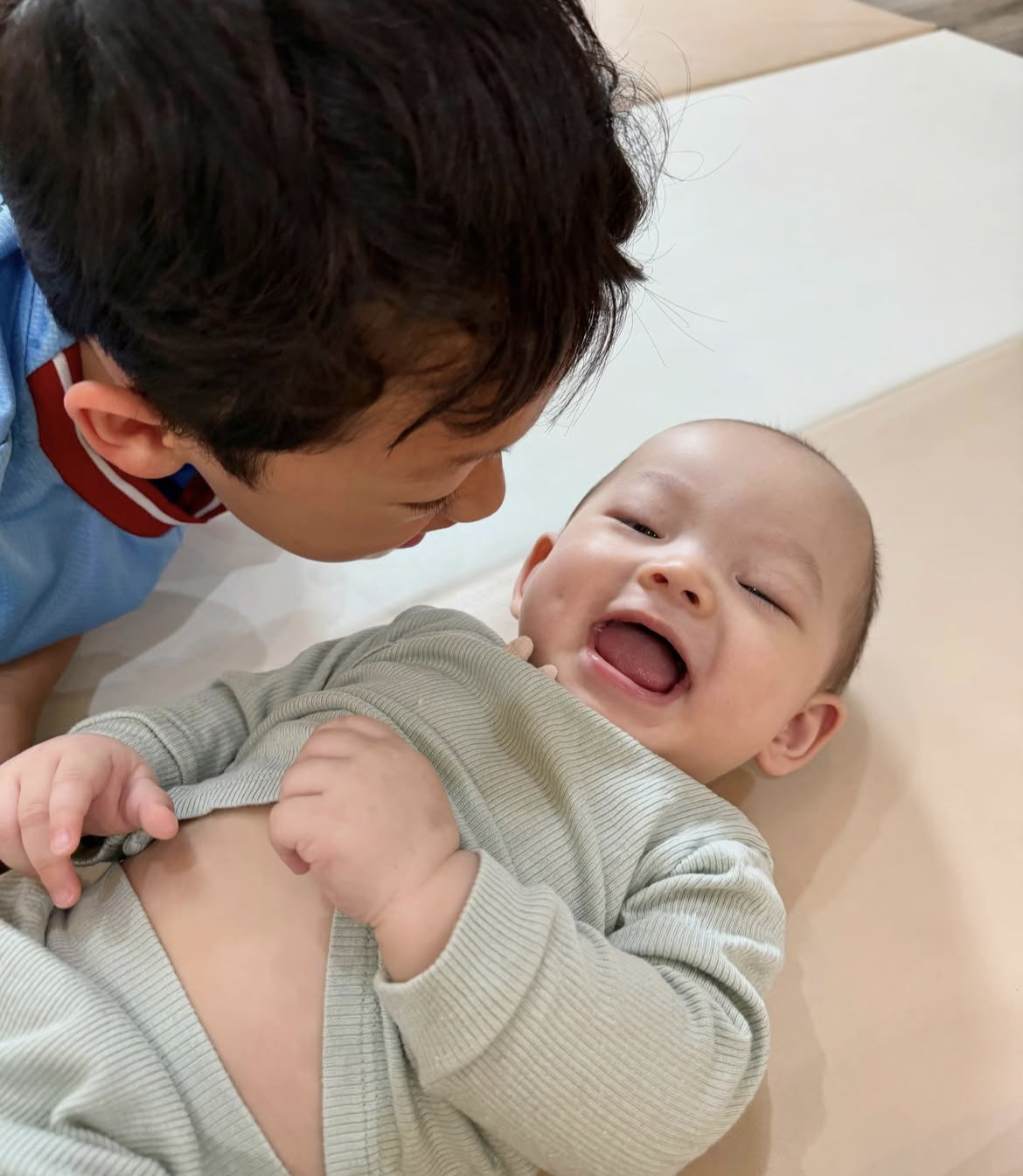 Đẻ 2 con cách nhau 8 năm, hot mom Ly Kute nhàn nhã vì anh trai Khoai Tây chăm em cực khéo, bé út Sota cũng ngoan xinh yêu- Ảnh 5. Đẻ 2 con cách nhau 8 năm, hot mom Ly Kute nhàn nhã vì anh trai Khoai Tây chăm em cực khéo, bé út Sota cũng ngoan xinh yêu- Ảnh 5.