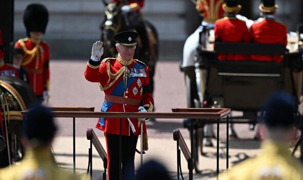 Bí mật bên trong Cung điện Buckingham: Các thành viên Hoàng gia Anh làm gì sau khi xuất hiện ở ban công?- Ảnh 2. Bí mật bên trong Cung điện Buckingham: Các thành viên Hoàng gia Anh làm gì sau khi xuất hiện ở ban công?- Ảnh 2.