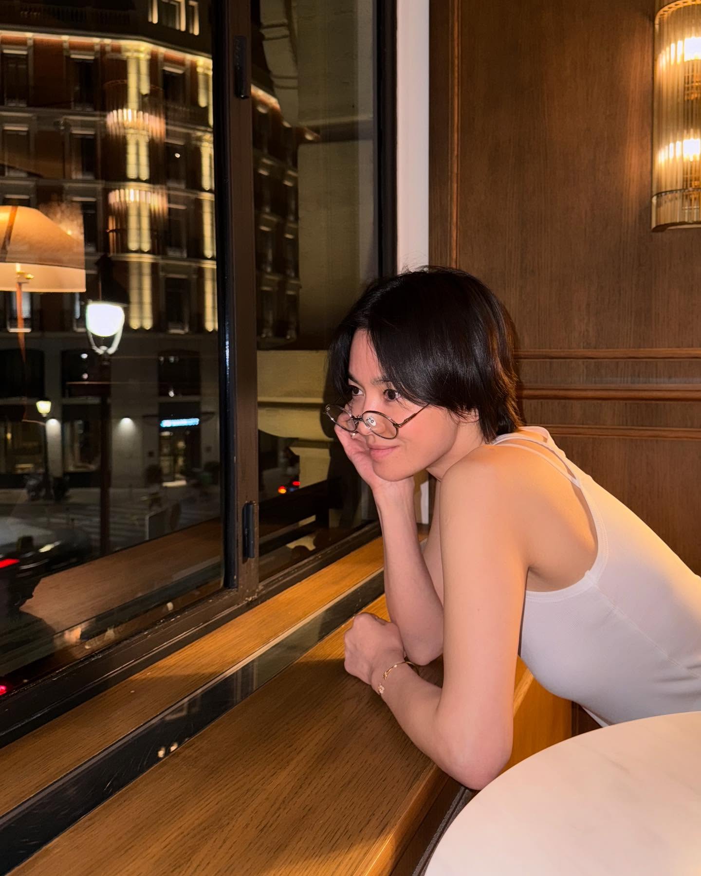 Song Hye Kyo "tự dưng" đăng ảnh lúc 4h sáng - Ảnh 2. Song Hye Kyo "tự dưng" đăng ảnh lúc 4h sáng - Ảnh 2.