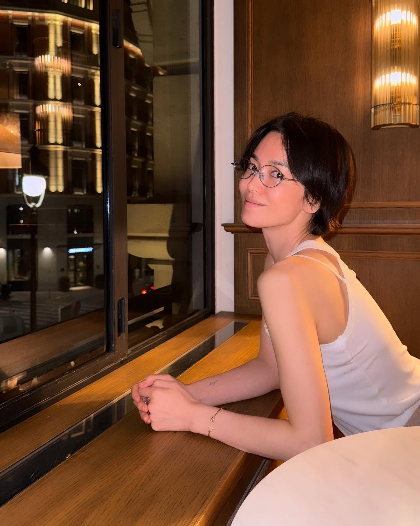 Song Hye Kyo "tự dưng" đăng ảnh lúc 4h sáng - Ảnh 1. Song Hye Kyo "tự dưng" đăng ảnh lúc 4h sáng - Ảnh 1.