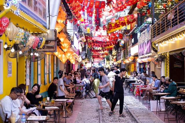 Phía sau vẻ đẹp của cà phê đường tàu ở Hà Nội: Trải nghiệm đầy rủi ro, khó xóa bỏ - Ảnh 4. Phía sau vẻ đẹp của cà phê đường tàu ở Hà Nội: Trải nghiệm đầy rủi ro, khó xóa bỏ - Ảnh 4.