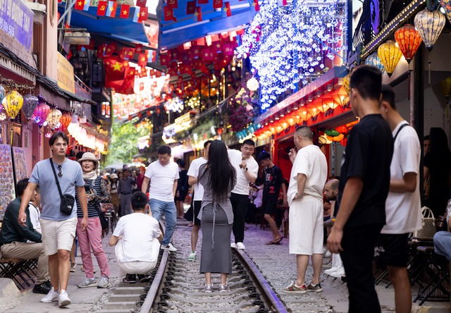 Phía sau vẻ đẹp của cà phê đường tàu ở Hà Nội: Trải nghiệm đầy rủi ro, khó xóa bỏ - Ảnh 14. Phía sau vẻ đẹp của cà phê đường tàu ở Hà Nội: Trải nghiệm đầy rủi ro, khó xóa bỏ - Ảnh 14.