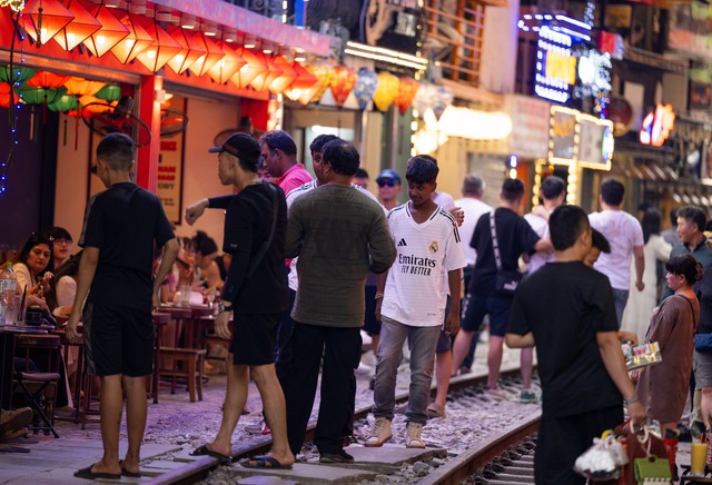 Phía sau vẻ đẹp của cà phê đường tàu ở Hà Nội: Trải nghiệm đầy rủi ro, khó xóa bỏ - Ảnh 5. Phía sau vẻ đẹp của cà phê đường tàu ở Hà Nội: Trải nghiệm đầy rủi ro, khó xóa bỏ - Ảnh 5.