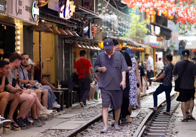 Phía sau vẻ đẹp của cà phê đường tàu ở Hà Nội: Trải nghiệm đầy rủi ro, khó xóa bỏ - Ảnh 13. Phía sau vẻ đẹp của cà phê đường tàu ở Hà Nội: Trải nghiệm đầy rủi ro, khó xóa bỏ - Ảnh 13.