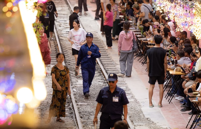 Phía sau vẻ đẹp của cà phê đường tàu ở Hà Nội: Trải nghiệm đầy rủi ro, khó xóa bỏ - Ảnh 9. Phía sau vẻ đẹp của cà phê đường tàu ở Hà Nội: Trải nghiệm đầy rủi ro, khó xóa bỏ - Ảnh 9.