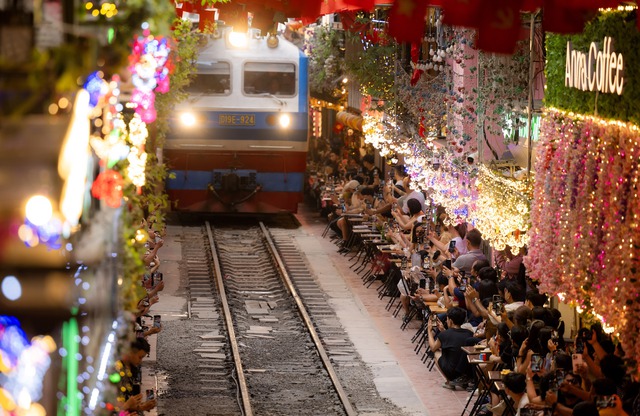 Phía sau vẻ đẹp của cà phê đường tàu ở Hà Nội: Trải nghiệm đầy rủi ro, khó xóa bỏ - Ảnh 11. Phía sau vẻ đẹp của cà phê đường tàu ở Hà Nội: Trải nghiệm đầy rủi ro, khó xóa bỏ - Ảnh 11.