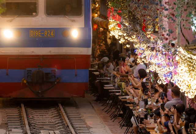 Phía sau vẻ đẹp của cà phê đường tàu ở Hà Nội: Trải nghiệm đầy rủi ro, khó xóa bỏ - Ảnh 12. Phía sau vẻ đẹp của cà phê đường tàu ở Hà Nội: Trải nghiệm đầy rủi ro, khó xóa bỏ - Ảnh 12.