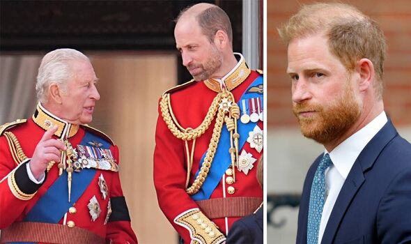 Cuộc trò chuyện của Vua Charles và Thân vương William trên ban công Cung điện Buckingham gửi đi một thông điệp rõ ràng đến Harry- Ảnh 1. Cuộc trò chuyện của Vua Charles và Thân vương William trên ban công Cung điện Buckingham gửi đi một thông điệp rõ ràng đến Harry- Ảnh 1.