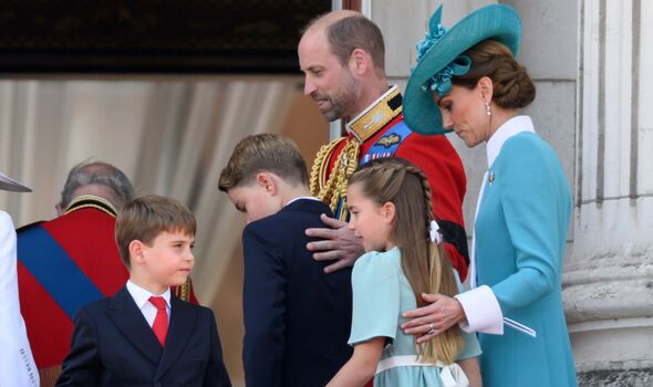 Bí mật bên trong Cung điện Buckingham: Các thành viên Hoàng gia Anh làm gì sau khi xuất hiện ở ban công?- Ảnh 1. Bí mật bên trong Cung điện Buckingham: Các thành viên Hoàng gia Anh làm gì sau khi xuất hiện ở ban công?- Ảnh 1.