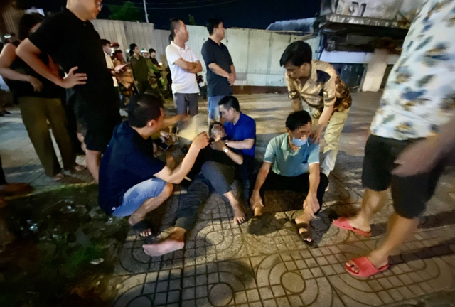 Vụ "ô tô điên" tông 2 người tử vong ở TP.HCM: Đau xót cảnh người đàn ông ôm thi thể mẹ và vợ gào khóc - Ảnh 1. Vụ "ô tô điên" tông 2 người tử vong ở TP.HCM: Đau xót cảnh người đàn ông ôm thi thể mẹ và vợ gào khóc - Ảnh 1.