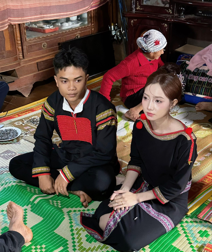 Cô dâu Ê Đê &quot;xinh nhất&quot; cõi mạng nói về hành động cầm thau tiền trong đám hỏi - Ảnh 2.