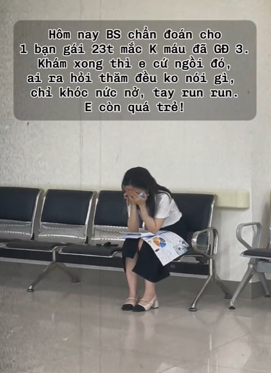 Khoảnh khắc cô gái 23 tuổi bị ung thư máu ngồi khóc ở hành lang bệnh viện khiến nhiều người đau lòng: Đừng bỏ qua những dấu hiệu bệnh- Ảnh 1. Khoảnh khắc cô gái 23 tuổi bị ung thư máu ngồi khóc ở hành lang bệnh viện khiến nhiều người đau lòng: Đừng bỏ qua những dấu hiệu bệnh- Ảnh 1.