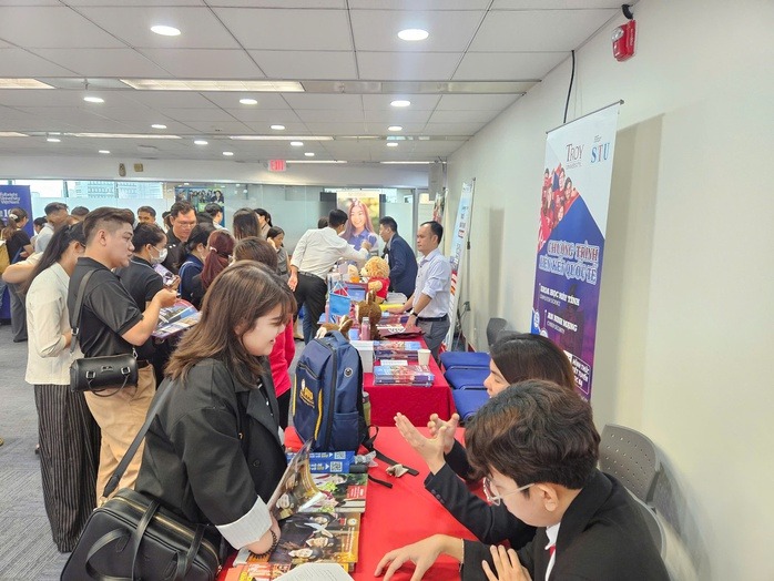 Mỹ vẫn chưa mở lịch phỏng vấn xin visa, du học sinh cần làm gì? - Ảnh 1. Mỹ vẫn chưa mở lịch phỏng vấn visa, du học sinh cần làm gì lúc này? - Ảnh 1.