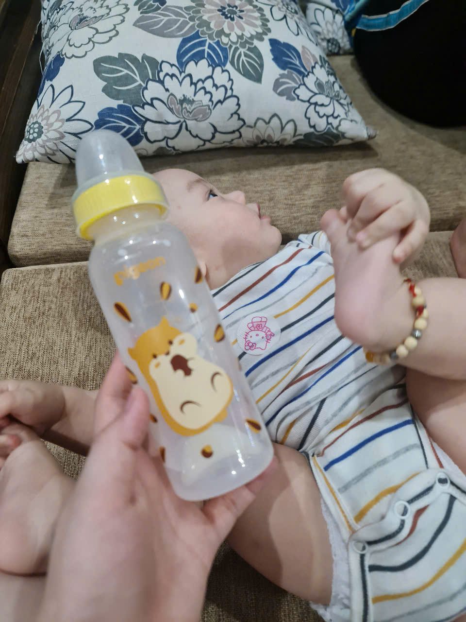 Review chiếc bình sữa cổ hẹp giá rẻ bằng cốc trà sữa, được mệnh danh là Review chiếc bình sữa cổ hẹp giá rẻ bằng cốc trà sữa, được mệnh danh là