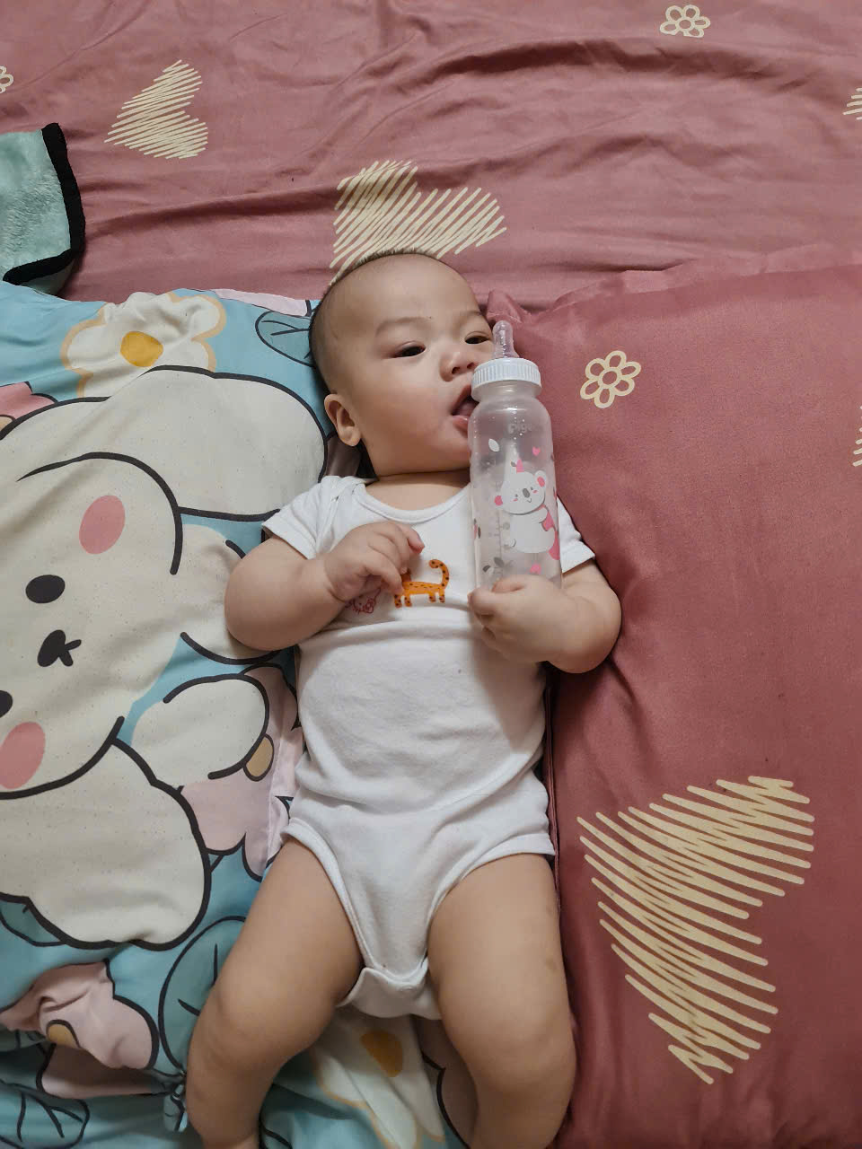 Review chiếc bình sữa cổ hẹp giá rẻ bằng cốc trà sữa, được mệnh danh là Review chiếc bình sữa cổ hẹp giá rẻ bằng cốc trà sữa, được mệnh danh là