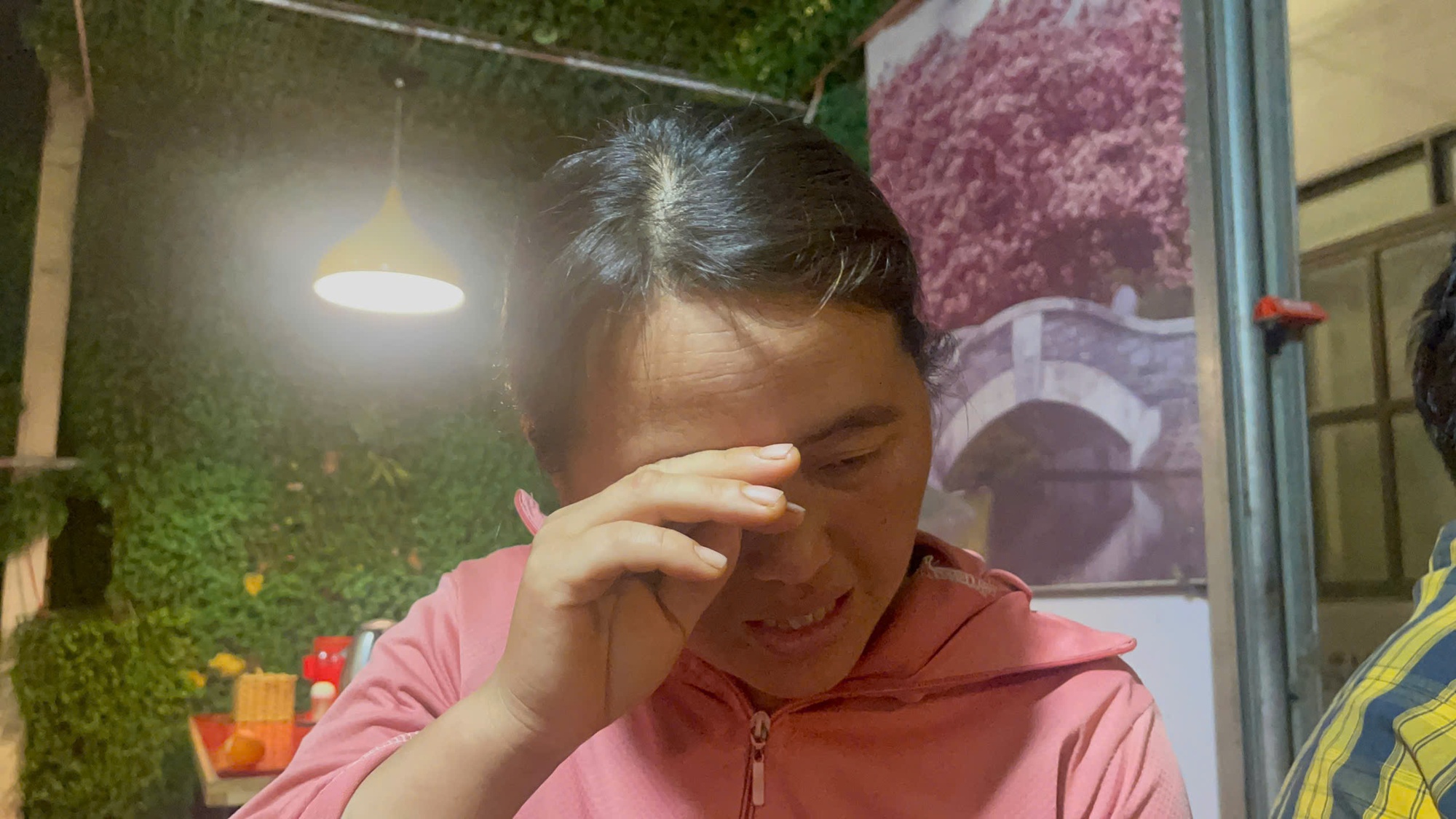 Vụ cuốc xe bị "chém" gần 5 triệu đồng ở Hà Nội: Người phụ nữ bật khóc vì số tiền đi vay chữa bệnh đã hơn 100 triệu, giờ lại thêm khoản này - Ảnh 2. Vụ cuốc xe bị "chém" gần 5 triệu đồng ở Hà Nội: Người phụ nữ bật khóc vì số tiền đi vay chữa bệnh đã hơn 100 triệu, giờ lại thêm khoản này - Ảnh 2.