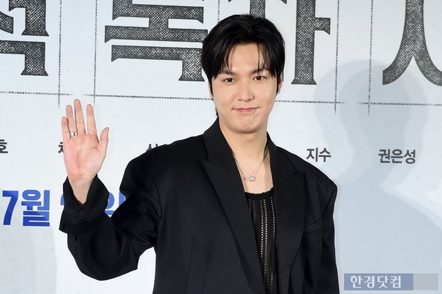 Lee Min Ho tự phản dame chính mình: Miệng kêu "tôi đã già" nhưng visual ở họp báo phim mới lại nét căng thế này - Ảnh 2. Lee Min Ho tự phản dame chính mình: Miệng kêu "tôi đã già" nhưng visual ở họp báo phim mới lại nét căng thế này - Ảnh 2.