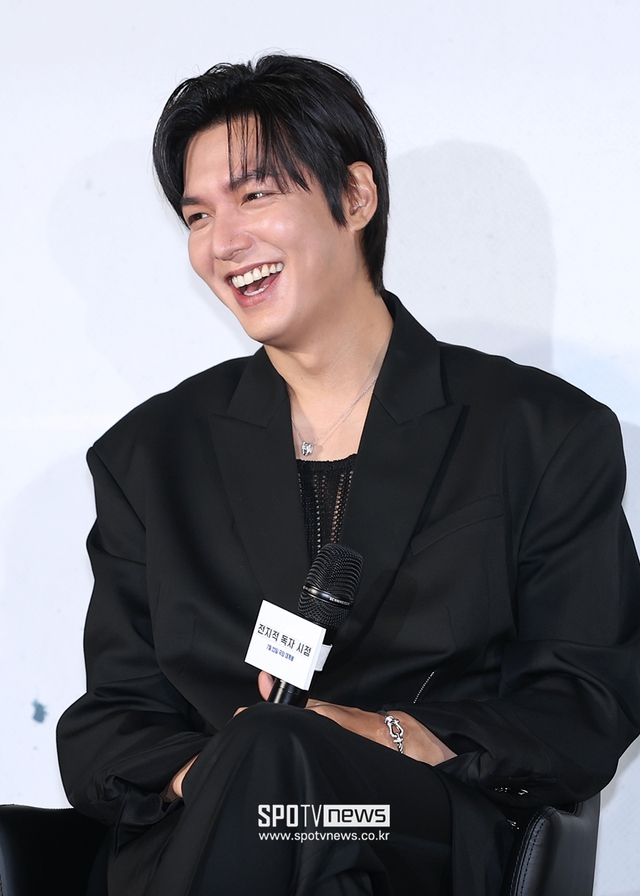 Lee Min Ho tự phản dame chính mình: Miệng kêu "tôi đã già" nhưng visual ở họp báo phim mới lại nét căng thế này - Ảnh 3. Lee Min Ho tự phản dame chính mình: Miệng kêu "tôi đã già" nhưng visual ở họp báo phim mới lại nét căng thế này - Ảnh 3.