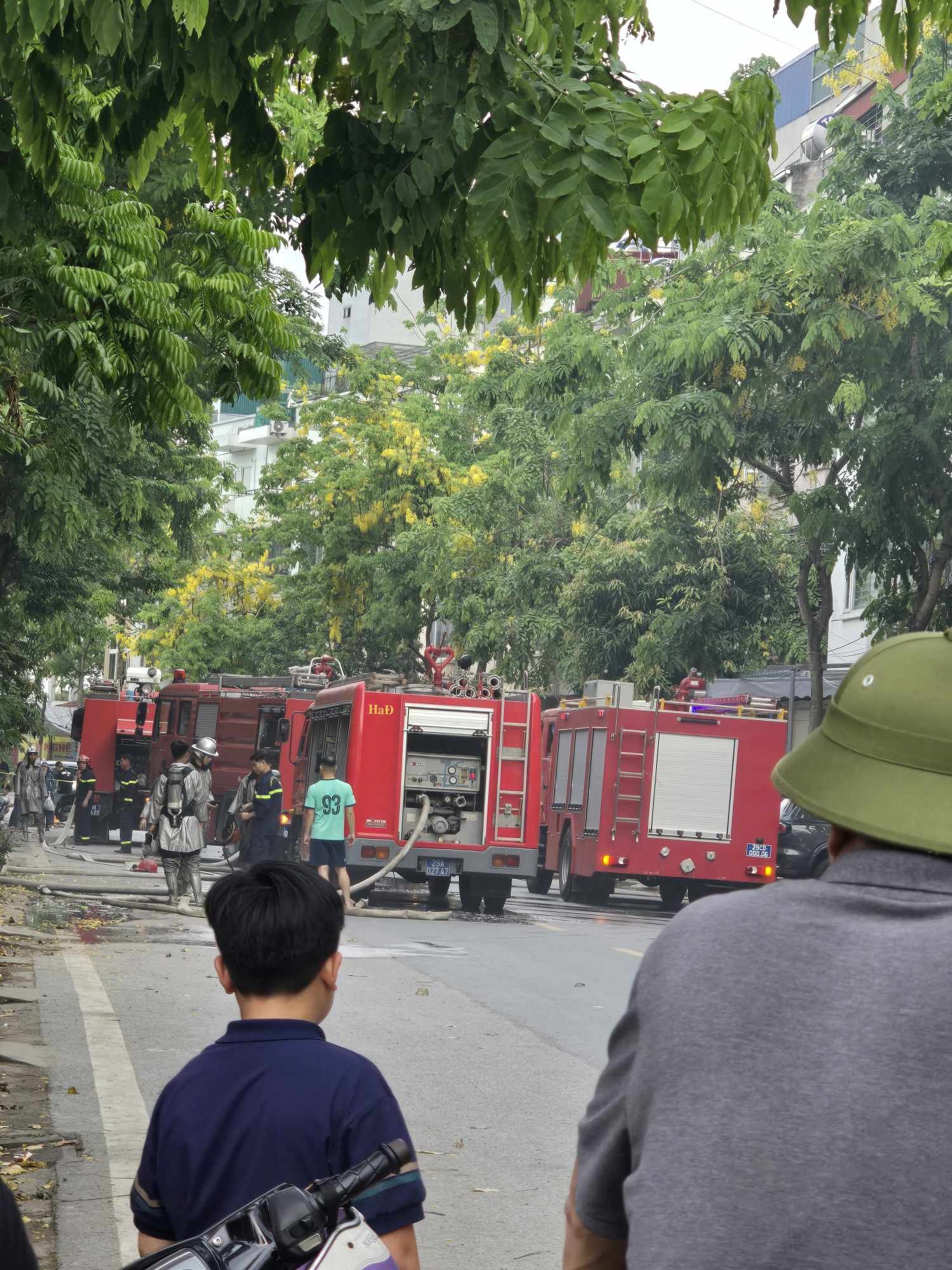 Hà Nội: Sau tiếng nổ vang trời, ngôi nhà 4 tầng bốc cháy ngùn ngụt, 2 nạn nhân tử vong - Ảnh 2. Hà Nội: Sau tiếng nổ vang trời, ngôi nhà 4 tầng bốc cháy ngùn ngụt, 2 nạn nhân tử vong - Ảnh 2.