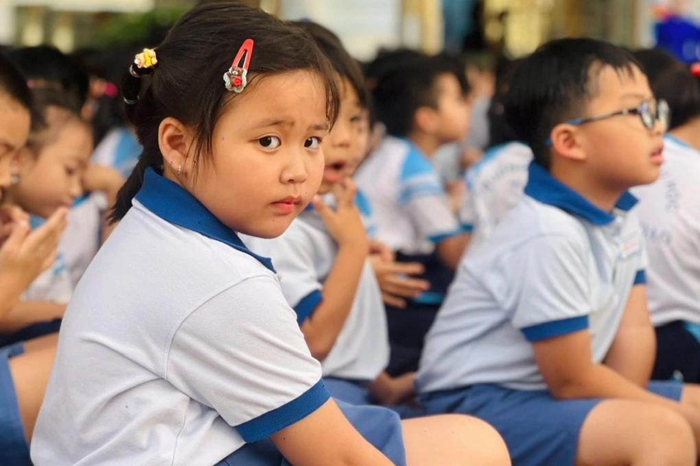 Phụ huynh có con vào lớp 1 đau đầu trước 2 lựa chọn, sợ "sai một li, đi một dặm”, bà mẹ TP.HCM nói: Cực kì lưu ý 5 điều này - Ảnh 1. Phụ huynh có con vào lớp 1 đau đầu trước 2 lựa chọn, sợ "sai một li, đi một dặm”, bà mẹ TP.HCM nói: Cực kì lưu ý 5 điều này - Ảnh 1.