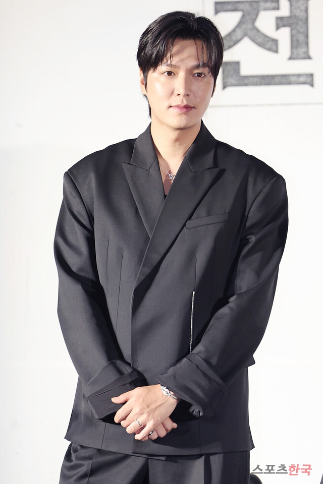 Lee Min Ho tự phản dame chính mình: Miệng kêu "tôi đã già" nhưng visual ở họp báo phim mới lại nét căng thế này - Ảnh 4. Lee Min Ho tự phản dame chính mình: Miệng kêu "tôi đã già" nhưng visual ở họp báo phim mới lại nét căng thế này - Ảnh 4.