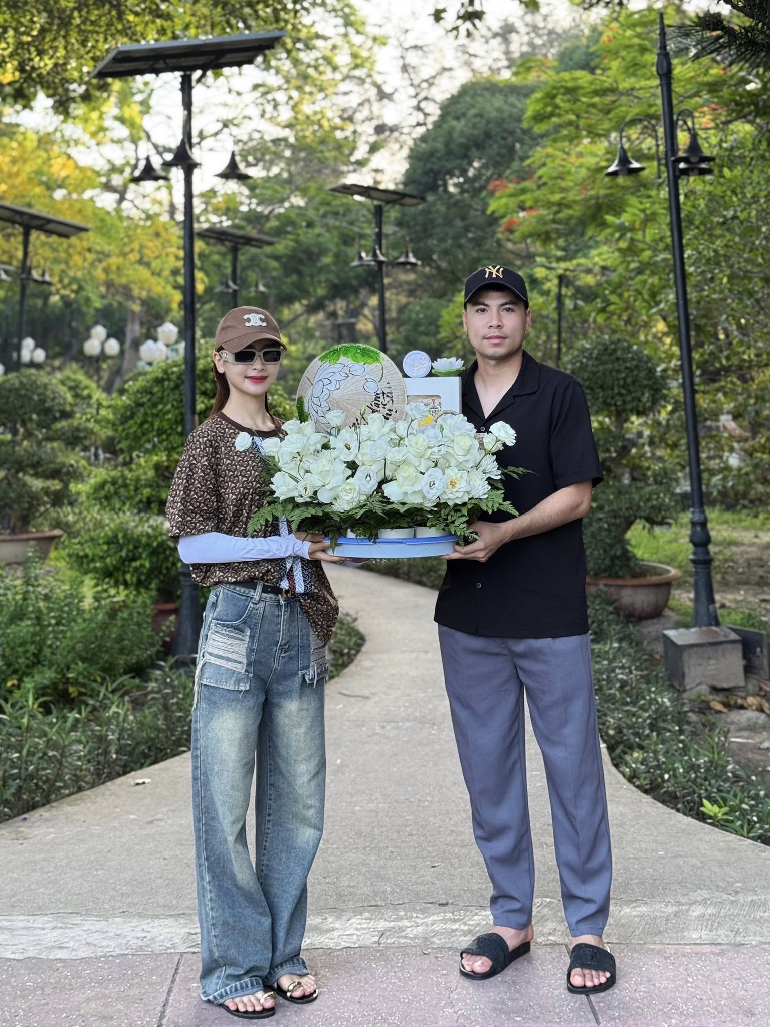 MC Huyền Trang Mù Tạt bị dân mạng chê “sống ảo”, “cợt nhả” với mẹ của bạn trai cầu thủ- Ảnh 2. MC Huyền Trang Mù Tạt bị dân mạng chê “sống ảo”, “cợt nhả” với mẹ của bạn trai cầu thủ- Ảnh 2.