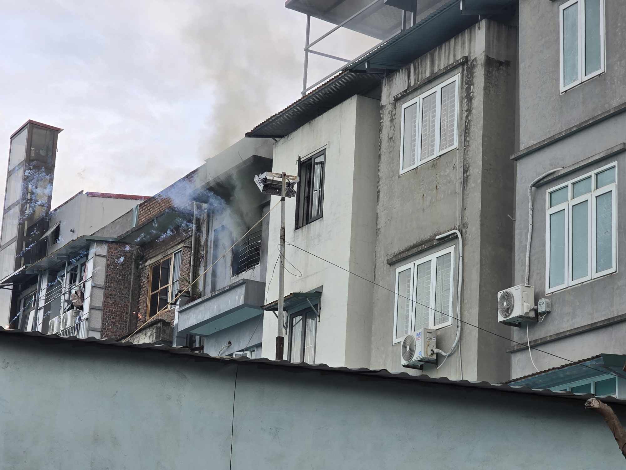 Hà Nội: Sau tiếng nổ vang trời, ngôi nhà 4 tầng bốc cháy ngùn ngụt, 2 nạn nhân tử vong - Ảnh 3. Hà Nội: Sau tiếng nổ vang trời, ngôi nhà 4 tầng bốc cháy ngùn ngụt, 2 nạn nhân tử vong - Ảnh 3.