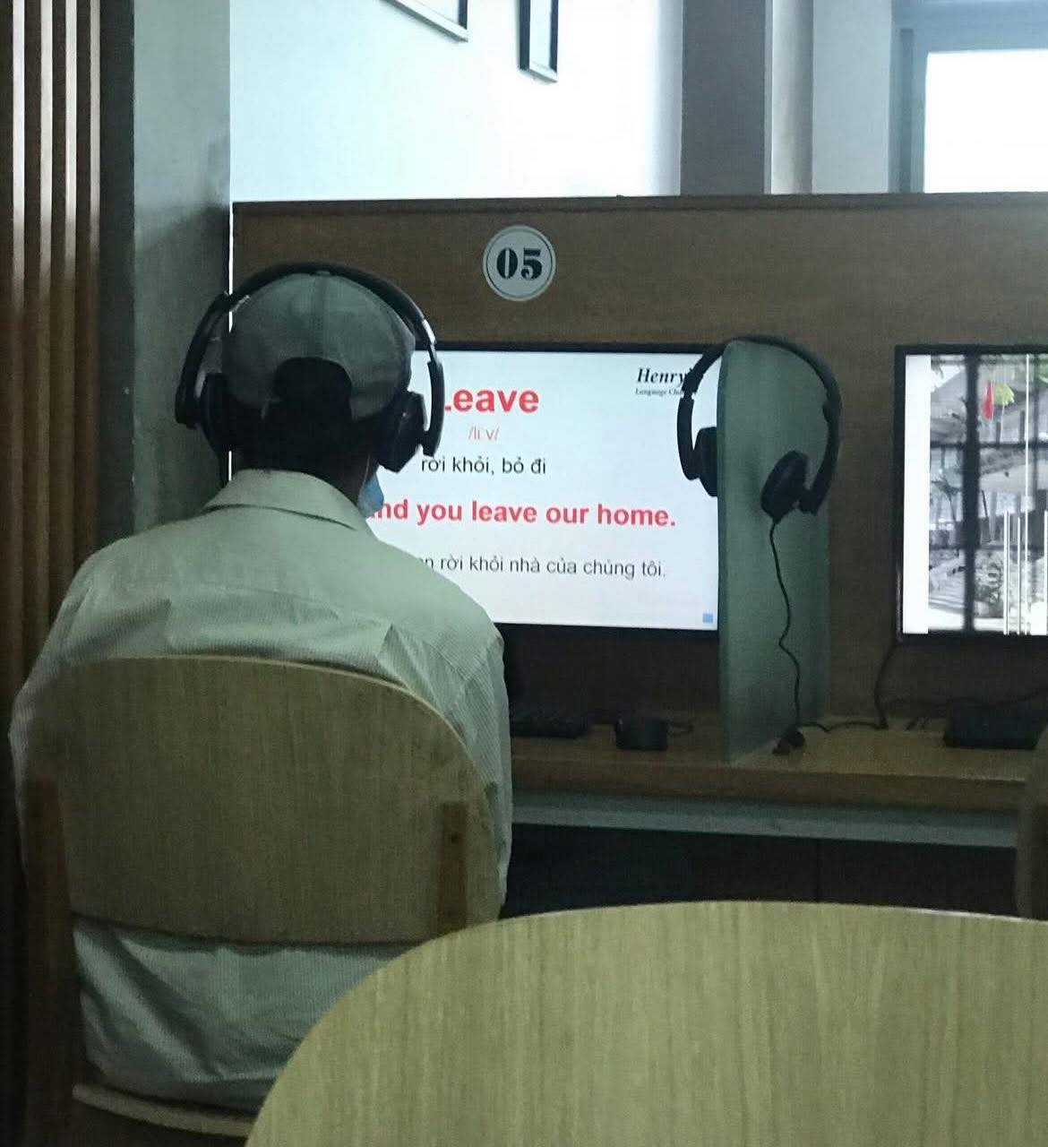 Bóng lưng người đàn ông đứng tuổi trong thư viện khiến nhiều bạn trẻ xấu hổ- Ảnh 1. Bóng lưng người đàn ông đứng tuổi trong thư viện khiến nhiều bạn trẻ xấu hổ- Ảnh 1.
