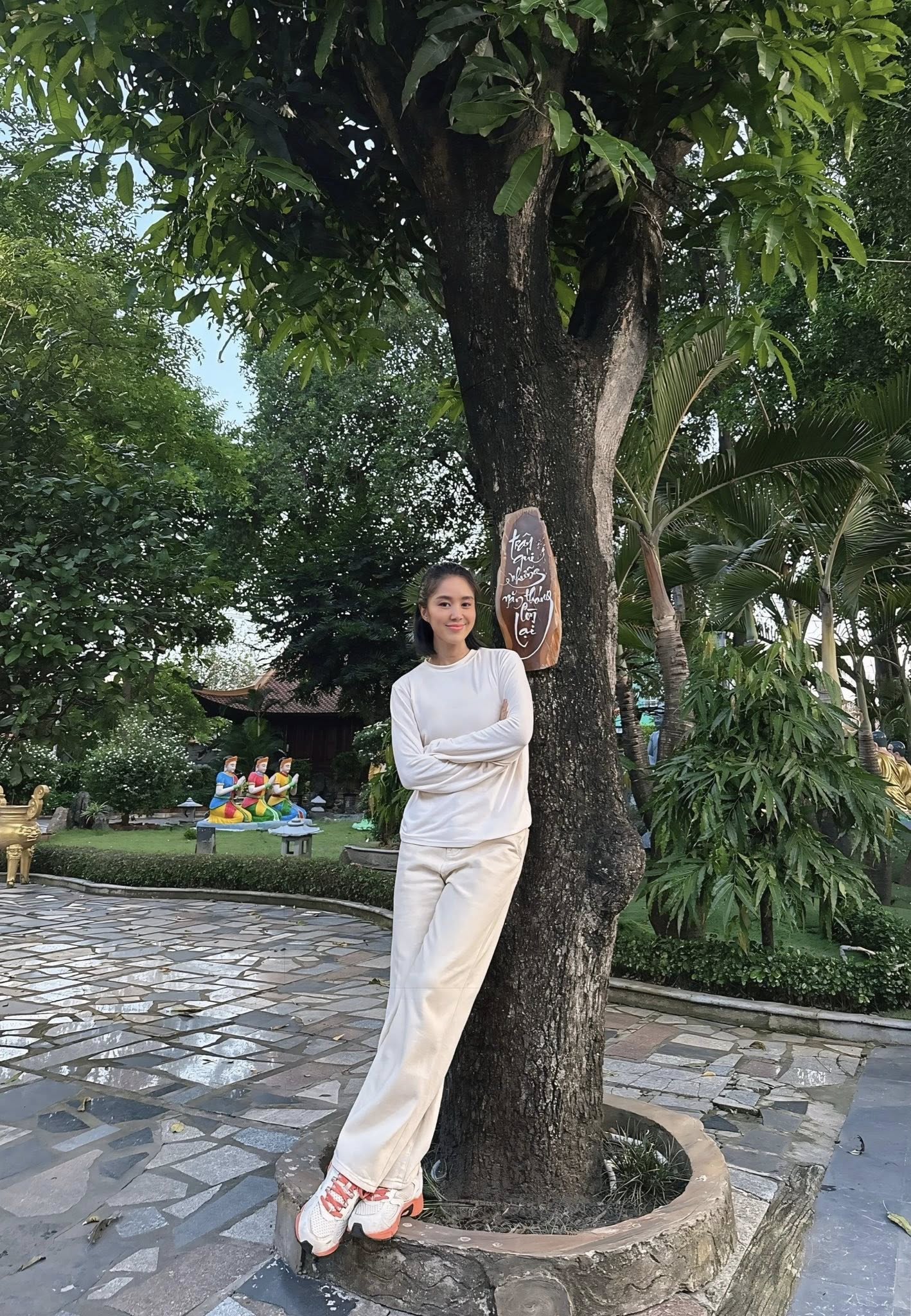 Giữa ồn ào gia đình Quý Bình, Lê Phương chia sẻ đầy ẩn ý: "Ngày mai vẫn đến..." - Ảnh 2. Giữa ồn ào gia đình Quý Bình, Lê Phương chia sẻ đầy ẩn ý: "Ngày mai vẫn đến..." - Ảnh 2.