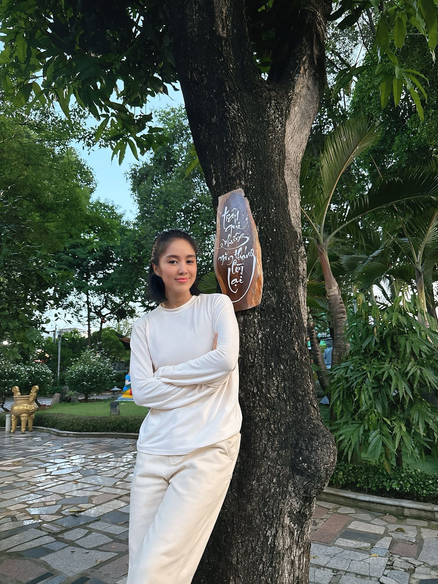 Giữa ồn ào gia đình Quý Bình, Lê Phương chia sẻ đầy ẩn ý: "Ngày mai vẫn đến..." - Ảnh 1. Giữa ồn ào gia đình Quý Bình, Lê Phương chia sẻ đầy ẩn ý: "Ngày mai vẫn đến..." - Ảnh 1.