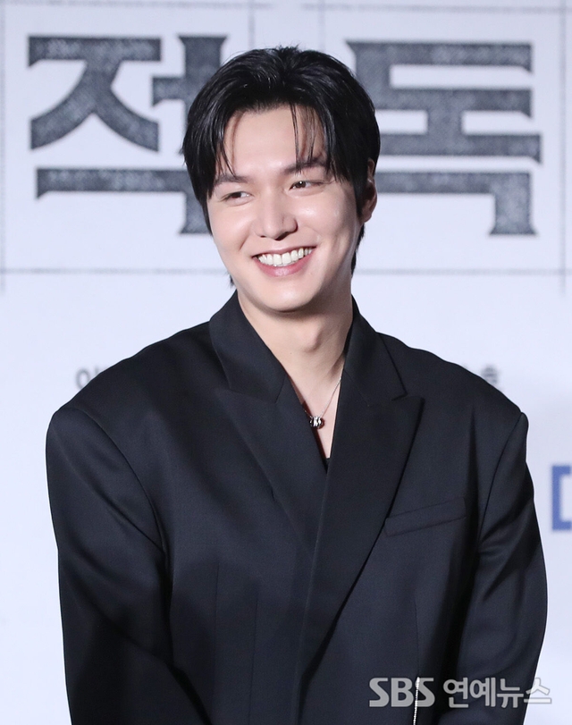 Lee Min Ho tự phản dame chính mình: Miệng kêu "tôi đã già" nhưng visual ở họp báo phim mới lại nét căng thế này - Ảnh 6. Lee Min Ho tự phản dame chính mình: Miệng kêu "tôi đã già" nhưng visual ở họp báo phim mới lại nét căng thế này - Ảnh 6.