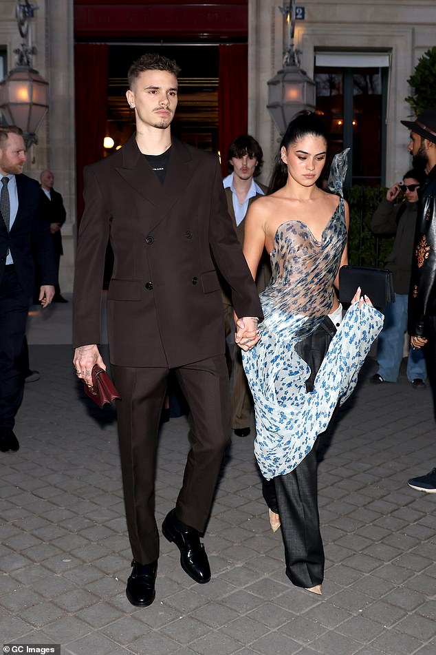 Cậu 2 nhà Beckham đăng bài ẩn ý khi bạn gái cũ tiết lộ về mối quan hệ quá khứ với cậu cả Brooklyn- Ảnh 3. Cậu 2 nhà Beckham đăng bài ẩn ý khi bạn gái cũ tiết lộ về mối quan hệ quá khứ với cậu cả Brooklyn- Ảnh 3.
