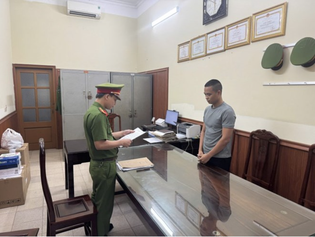 Vụ chủ kênh TikTok "Gia đình Hải Sen" bị bắt: Hơn 100.000 hộp Siro ăn ngon Hải Bé đã bán là hàng giả - Ảnh 1. Vụ chủ kênh TikTok "Gia đình Hải Sen" bị bắt: Hơn 100.000 hộp Siro ăn ngon Hải Bé đã bán là hàng giả - Ảnh 1.