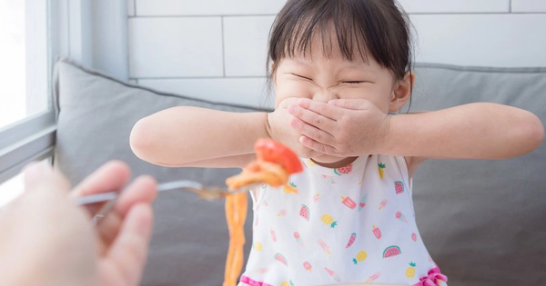 Trẻ biếng ăn, chậm tăng cân: 5 sai lầm cha mẹ hay mắc khiến con càng ngày càng lười ăn - Ảnh 1.