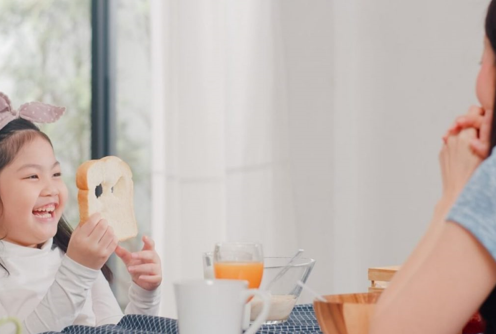 Trẻ biếng ăn, chậm tăng cân: 5 sai lầm cha mẹ hay mắc khiến con càng ngày càng lười ăn  - Ảnh 2.