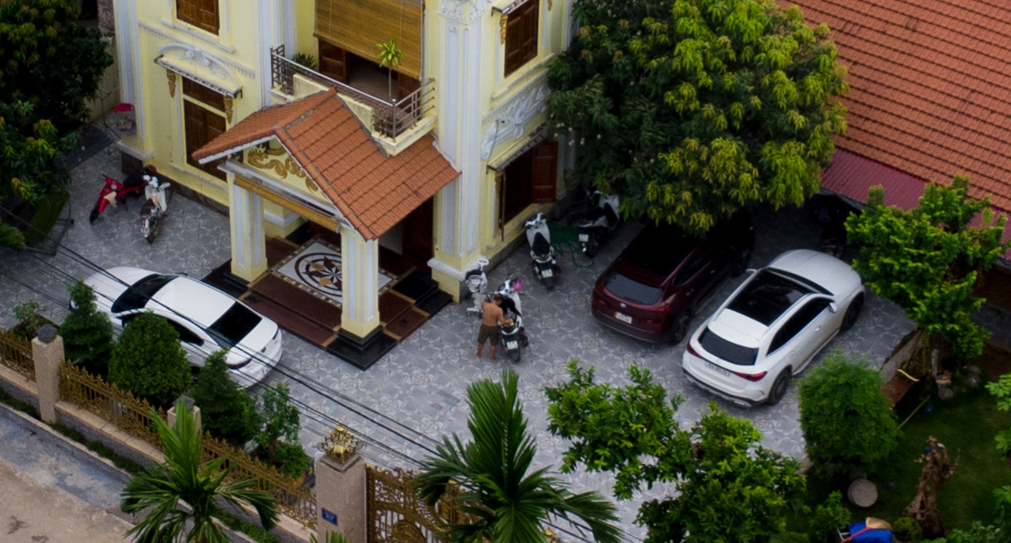 Hàng xóm tiết lộ bất ngờ bên trong nơi ở của TikToker "Gia đình Hải Sen" vừa bị bắt - Ảnh 2. Hàng xóm tiết lộ bất ngờ bên trong nơi ở của TikToker "Gia đình Hải Sen" vừa bị bắt - Ảnh 2.