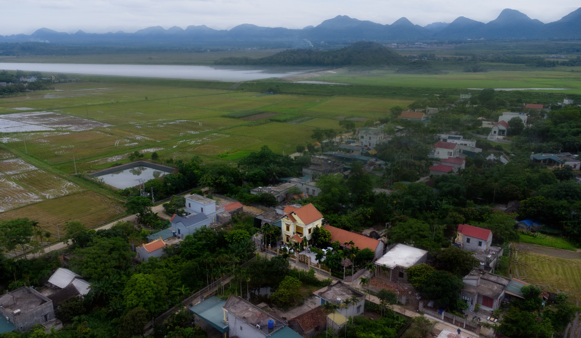 Hàng xóm tiết lộ bất ngờ bên trong nơi ở của TikToker "Gia đình Hải Sen" vừa bị bắt - Ảnh 3. Hàng xóm tiết lộ bất ngờ bên trong nơi ở của TikToker "Gia đình Hải Sen" vừa bị bắt - Ảnh 3.