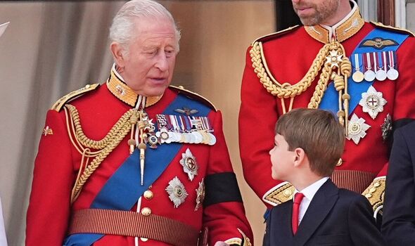 Chuyên gia đọc khẩu hình tiết lộ lời thì thầm đáng yêu của Vua Charles dành cho Hoàng tử Louis khiến fan tan chảy- Ảnh 1. Chuyên gia đọc khẩu hình tiết lộ lời thì thầm đáng yêu của Vua Charles dành cho Hoàng tử Louis khiến fan tan chảy- Ảnh 1.