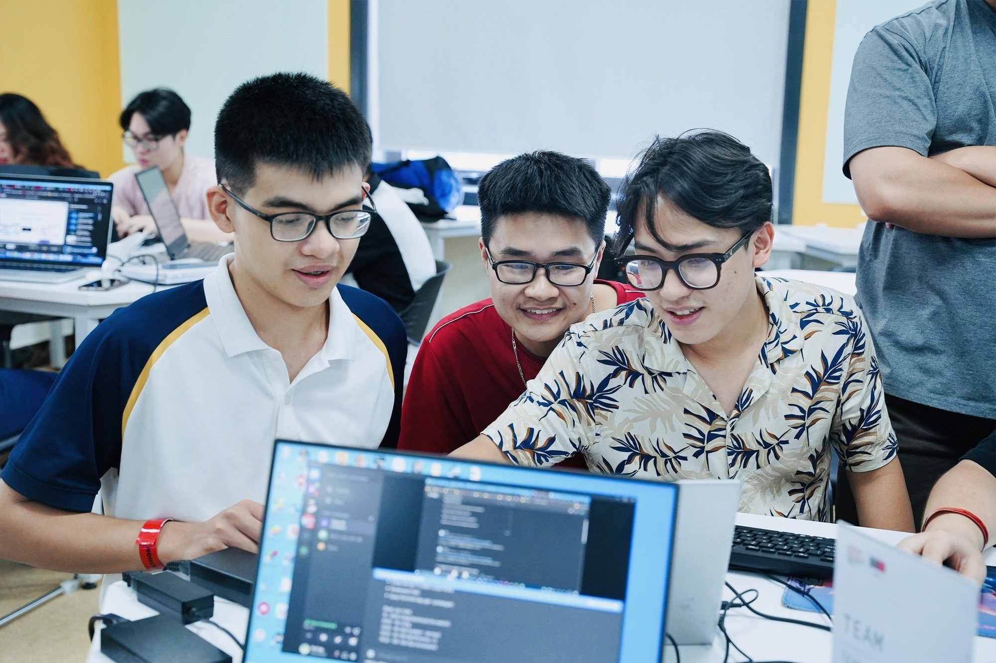 Các trường khối Công nghệ thông tin đồng loạt tăng học phí - Ảnh 1. Các trường khối Công nghệ thông tin đồng loạt tăng học phí - Ảnh 1.
