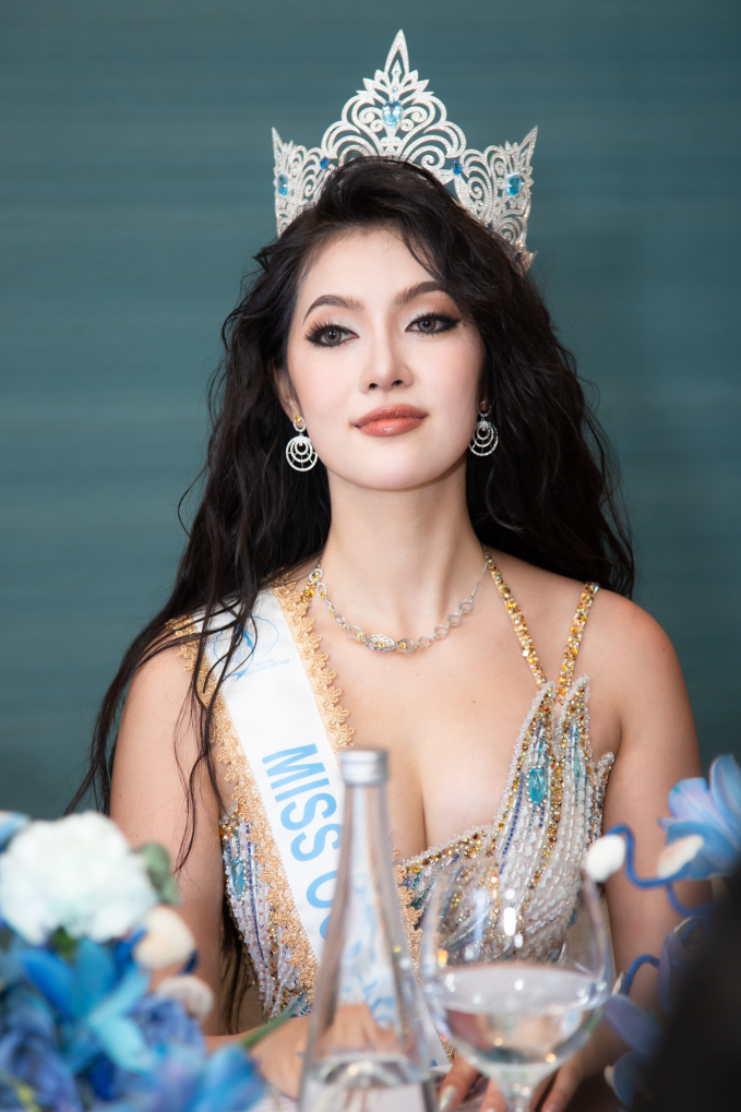 Hoa hậu Đảo Thiên Đường lộ nhan sắc lạ lẫm sau 2 năm đăng quang tranh cãi - Ảnh 2. Hoa hậu Đảo Thiên Đường lộ nhan sắc lạ lẫm sau 2 năm đăng quang tranh cãi - Ảnh 2.