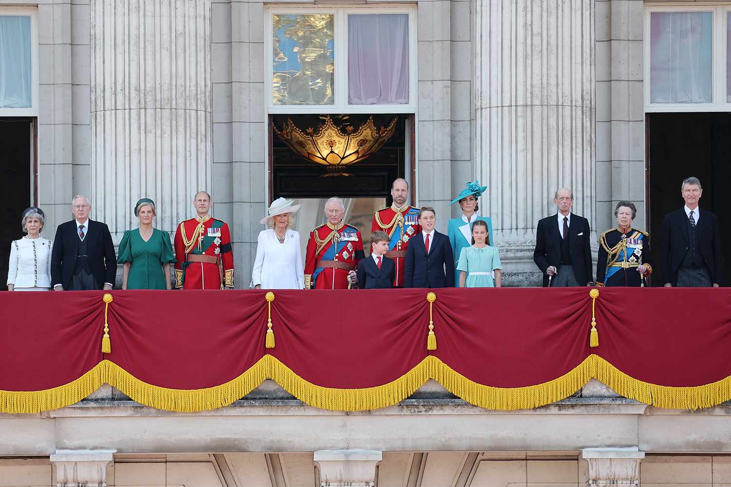 Vì sao Hoàng tử Archie và Công chúa Lilibet chưa từng xuất hiện cùng bố mẹ trên ban công Cung điện Buckingham?- Ảnh 1. Vì sao Hoàng tử Archie và Công chúa Lilibet chưa từng xuất hiện cùng bố mẹ trên ban công Cung điện Buckingham?- Ảnh 1.