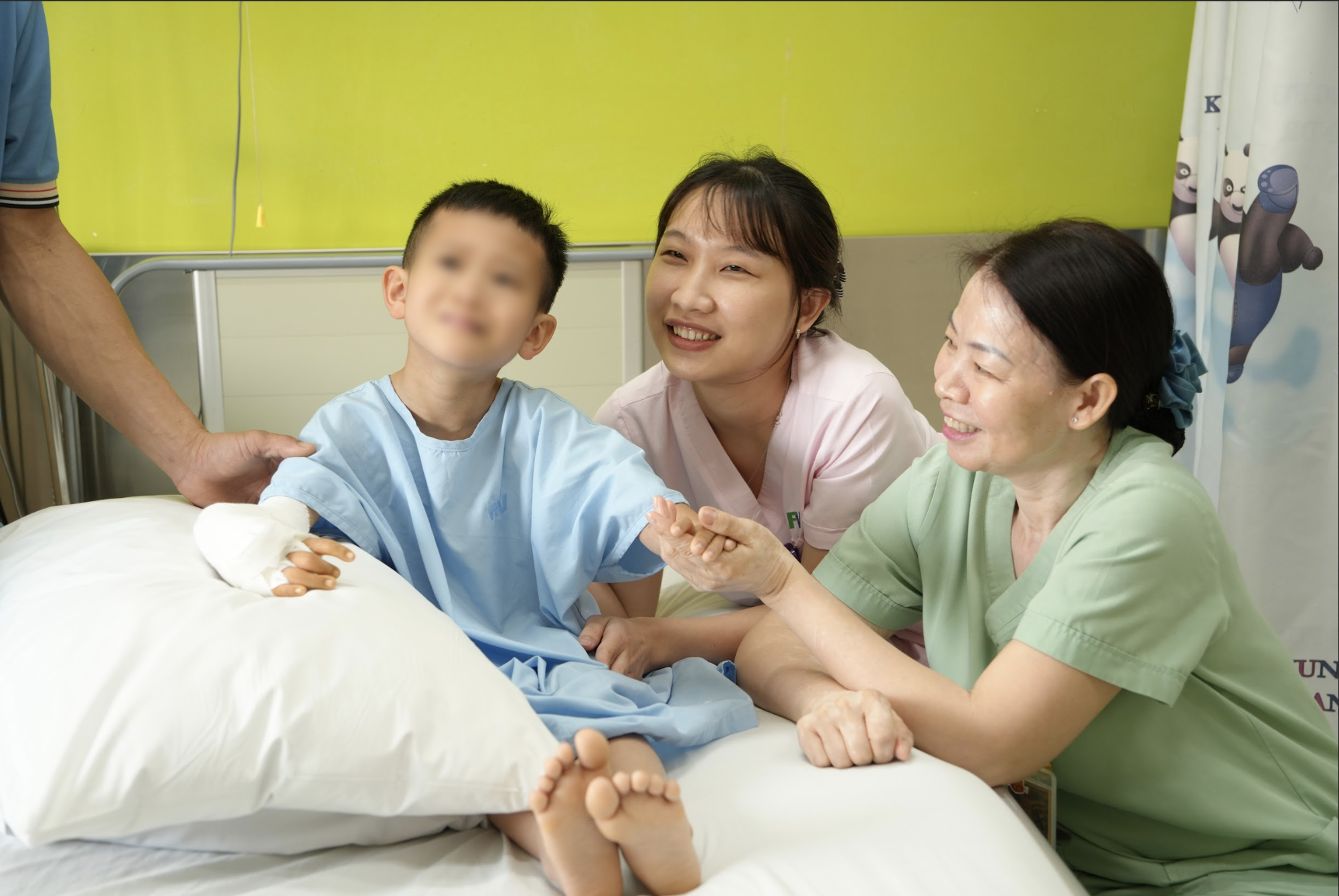 Hành trình tìm lại đôi tay lành lặn cho cậu bé mê hát dân ca- Ảnh 1. Hành trình tìm lại đôi tay lành lặn cho cậu bé mê hát dân ca- Ảnh 1.