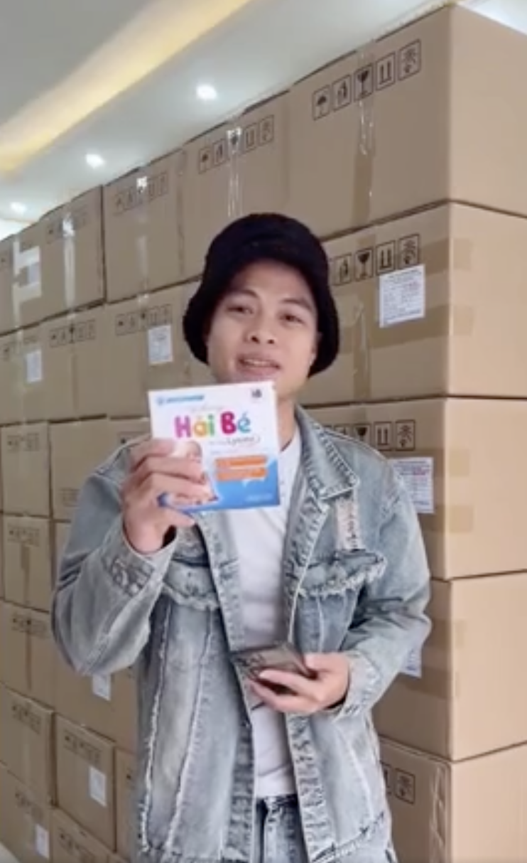 Từng khoe xe sang, biệt thự, đơn hàng chất đầy nhà: Gia đình Hải Sen giàu cỡ nào?- Ảnh 3. Từng khoe xe sang, biệt thự, đơn hàng chất đầy nhà: Gia đình Hải Sen giàu cỡ nào?- Ảnh 3.