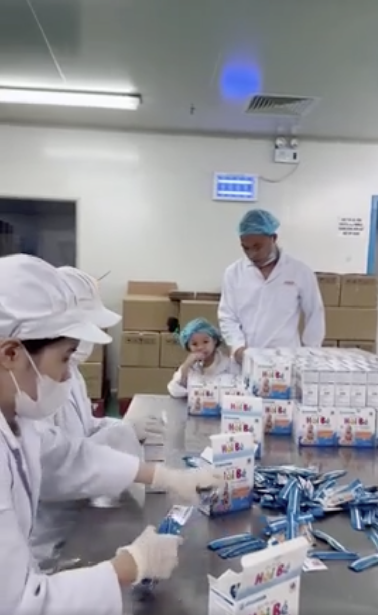 Từng khoe xe sang, biệt thự, đơn hàng chất đầy nhà: Gia đình Hải Sen giàu cỡ nào?- Ảnh 2. Từng khoe xe sang, biệt thự, đơn hàng chất đầy nhà: Gia đình Hải Sen giàu cỡ nào?- Ảnh 2.