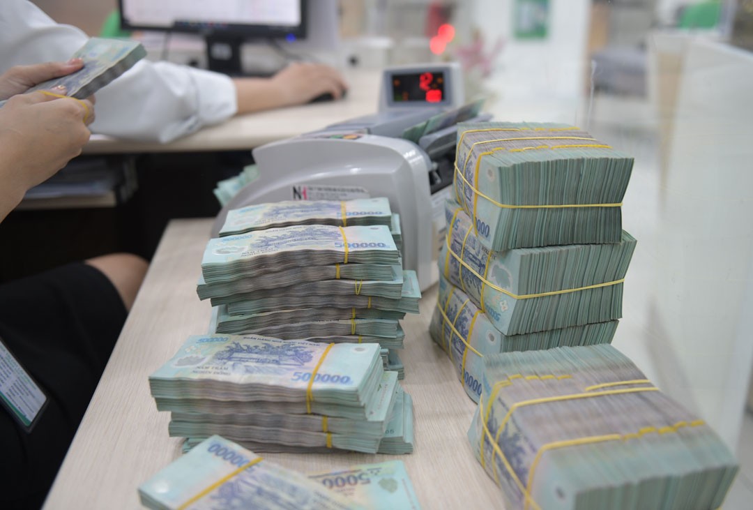 Người dân Việt Nam đang gửi hơn 7,4 triệu tỷ đồng vào ngân hàng, lãi suất thế nào mà tiền gửi cao kỷ lục? - Ảnh 1. Người dân Việt Nam đang gửi hơn 7,4 triệu tỷ đồng vào ngân hàng, lãi suất thế nào mà tiền gửi cao kỷ lục? - Ảnh 1.