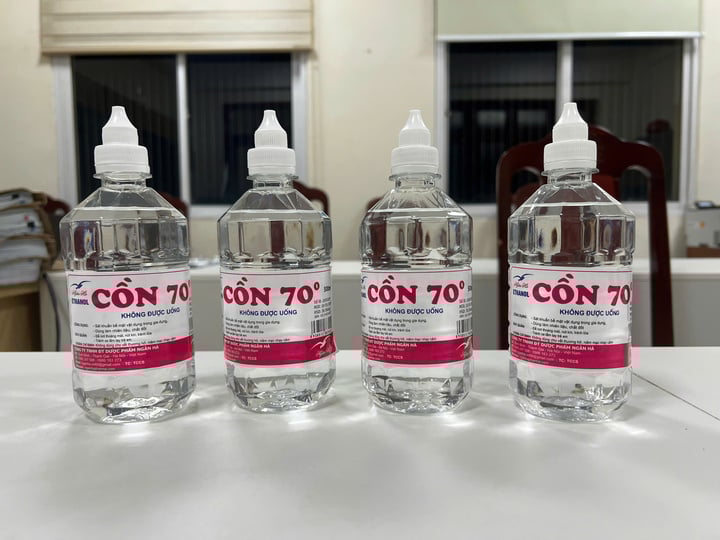 Bóc trần chiêu trò sản xuất cồn y tế giả của Phó Chủ tịch thị trấn ở Hà Nội - Ảnh 2. Bóc trần chiêu trò sản xuất cồn y tế giả của Phó Chủ tịch thị trấn ở Hà Nội - Ảnh 2.