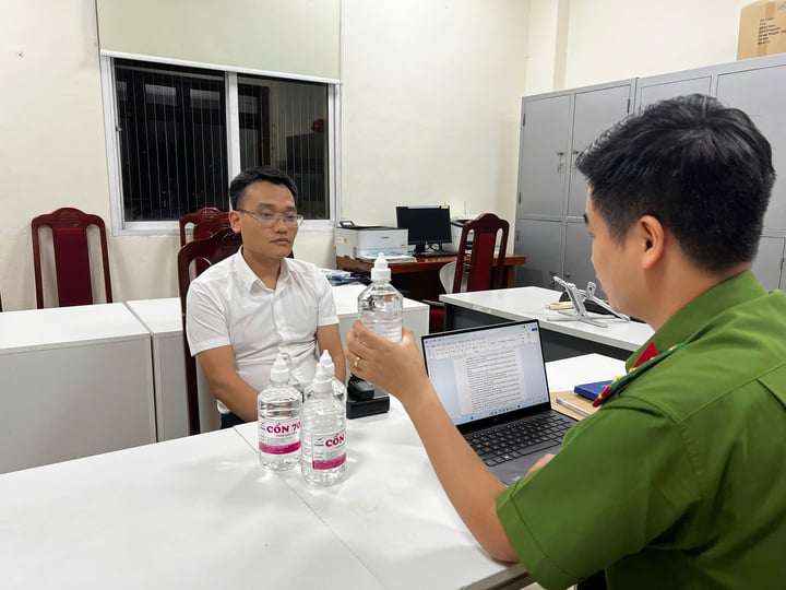 Bóc trần chiêu trò sản xuất cồn y tế giả của Phó Chủ tịch thị trấn ở Hà Nội - Ảnh 1. Bóc trần chiêu trò sản xuất cồn y tế giả của Phó Chủ tịch thị trấn ở Hà Nội - Ảnh 1.